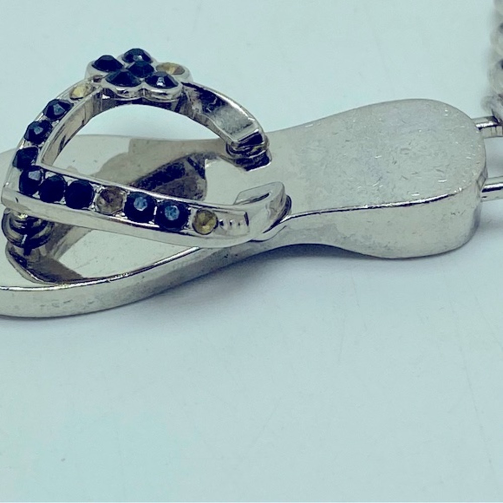 Izurii Silver Flip Flops Keychain With Faux Crystals - Picture 2 of 5